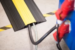 EHA Vario Kabelbrücken, Herausnehmbarer Mittelsteg, Für In- Und Outdoor, L 1000 Mm, Schwarz/ Gelb -Lager und Betriebslager eha vario kabelbruecken herausnehmbarer mittelsteg fuer in und outdoor l 1000 mm schwarz gelb img SI 300770 B