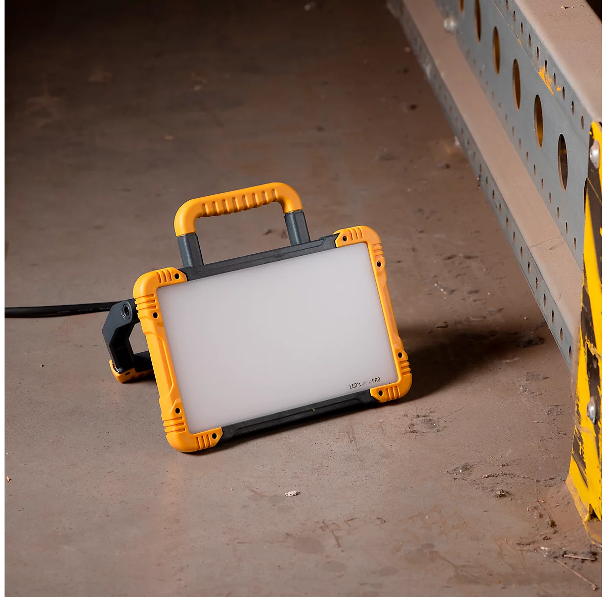 LED-Arbeitsleuchte, Flackerfrei, 3200 Lm, 5000 K, IP54, Diffusor, Netzsteckdose, Baustellentauglich 4 LED-Arbeitsleuchte, Flackerfrei, 3200 Lm, 5000 K, IP54, Diffusor, Netzsteckdose, Baustellentauglich – Bild 4