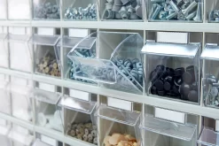 Magazinschrank, Volumen 333 L, 69 Herausnehmbare Klappkästen Mit Griffmulde, B 665 X T 250 X H 2000 Mm, Lichtgrau/transparent -Lager und Betriebslager magazinschrank volumen 333 l 69 herausnehmbare klappkaesten mit griffmulde b 665 x t 250 x h 2000 mm lichtgrau transparent img SI 463860 D A6