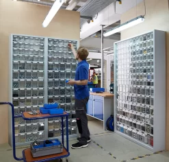 Magazinschrank, Volumen 333 L, 69 Herausnehmbare Klappkästen Mit Griffmulde, B 665 X T 250 X H 2000 Mm, Lichtgrau/transparent -Lager und Betriebslager magazinschrank volumen 333 l 69 herausnehmbare klappkaesten mit griffmulde b 665 x t 250 x h 2000 mm lichtgrau transparent img SI 463860 E A6