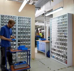 Magazinschrank, Volumen 333 L, 69 Herausnehmbare Klappkästen Mit Griffmulde, B 665 X T 250 X H 2000 Mm, Lichtgrau/transparent -Lager und Betriebslager magazinschrank volumen 333 l 69 herausnehmbare klappkaesten mit griffmulde b 665 x t 250 x h 2000 mm lichtgrau transparent img SI 463860 F A6