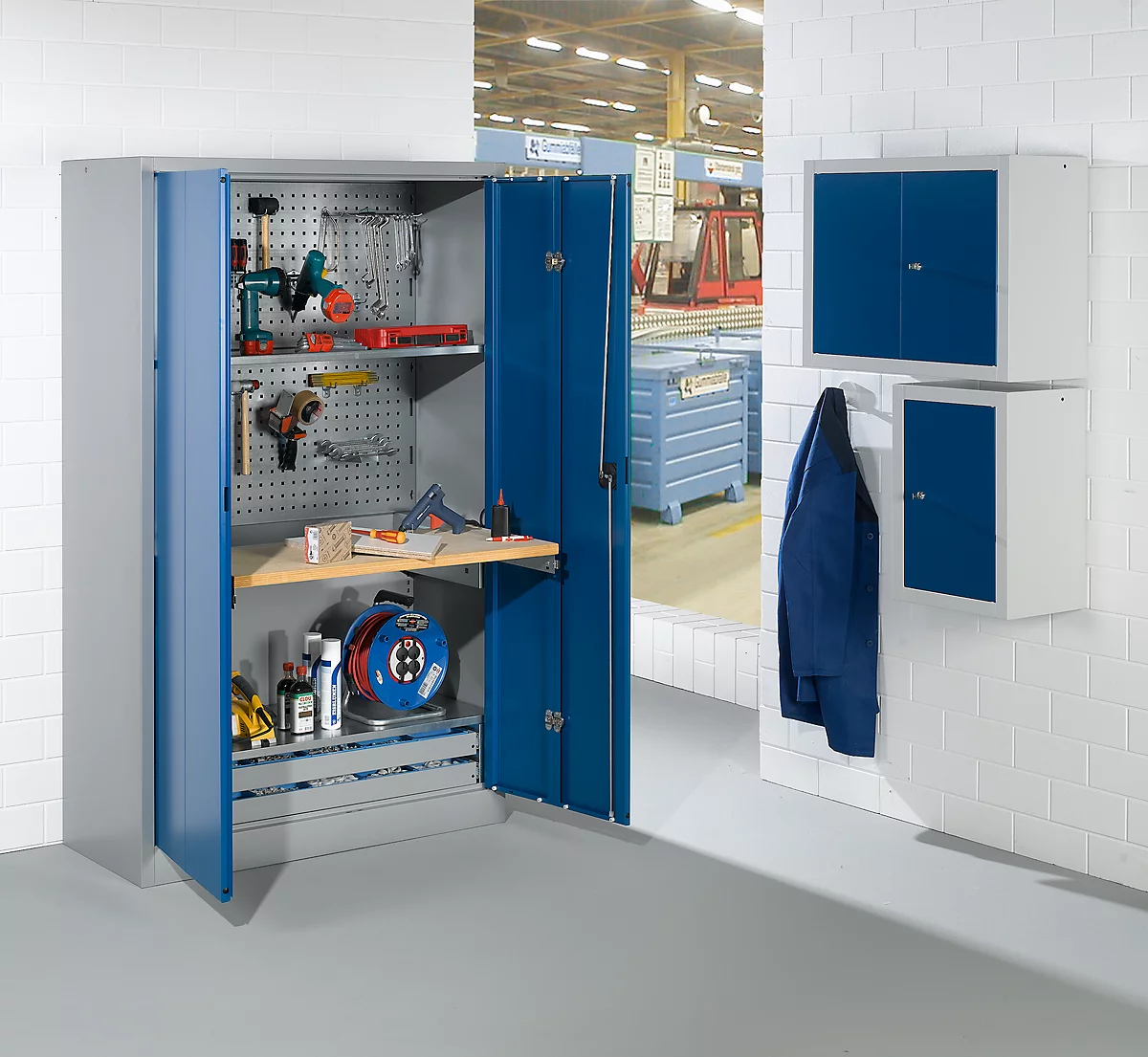 Werkstattschrank Mit Falttüren, B 1200 X T 500 X H 1935 Mm, Weißaluminium RAL 9006/enzianblau 1 Werkstattschrank Mit Falttüren, B 1200 X T 500 X H 1935 Mm, Weißaluminium RAL 9006/enzianblau